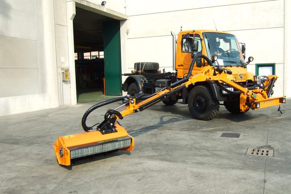 Front-mounted brush cutter arm for trucks.