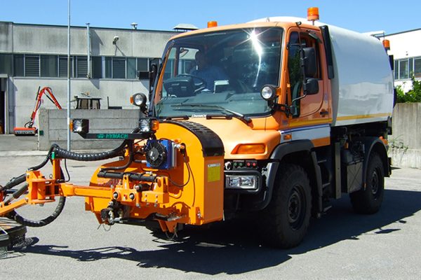 Front-mounted brush cutter for trucks with an automatic obstacle-avoidance system