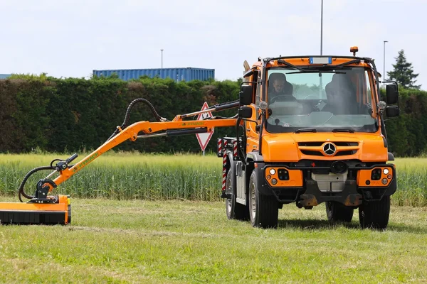 Articulated brush cutter arm for detachable mounting on a Talent Hymach Evidenza truck bed