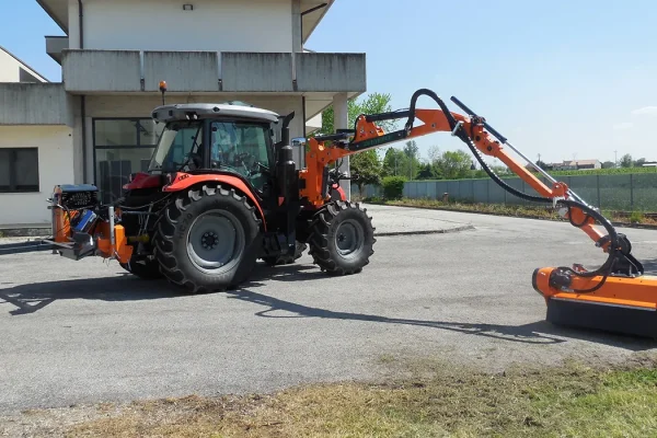 Hydraulic brush cutter arm with compensated geometry and telescopic end section mounted on a central tractor frame—Emphasis Flexor Hymach Evidenza