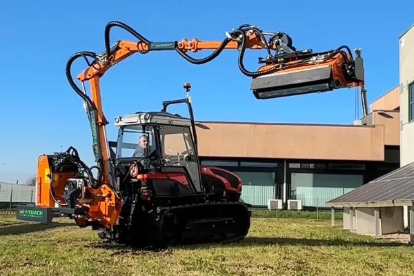Three-jointed rear-mounted brush cutter arm for mowing in rows and on slopes — Fruit Hymach Evidence