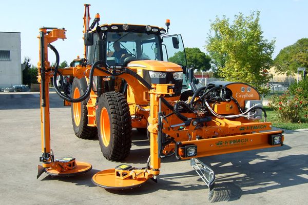 STRADDLE-TYPE WEED CUTTER AND GRASS CUTTER WITH TWO INDEPENDENT MOWING UNITS FOR CONTINUOUS MOWING IN THE PRESENCE OF GUARDRAILS AND ROAD OBSTACLES