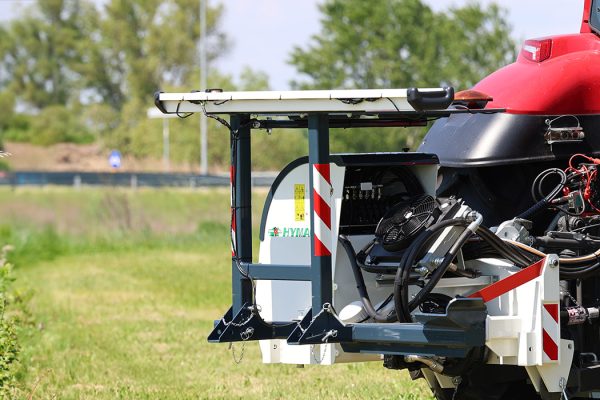 Rear bumper equipped with a folding system that reduces the machine's overall dimensions during transport and storage.
