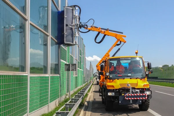 SolarClean Road Barrier Cleaner by Hymach Highlights