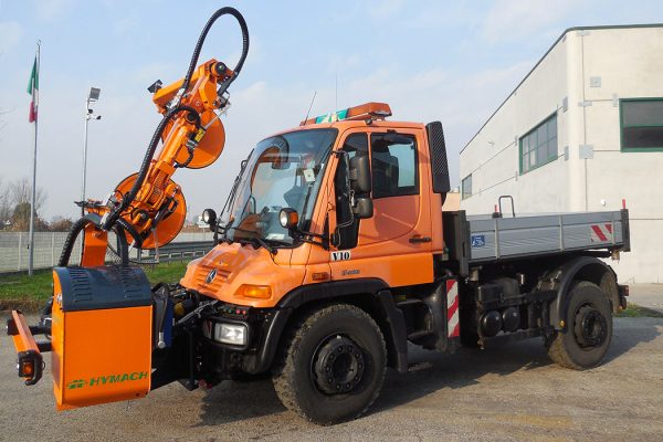 The ROADEAGLE UF brush cutter arm from Hymach is a brush cutter and lawn mower designed for continuous mowing around obstacles and guardrails.