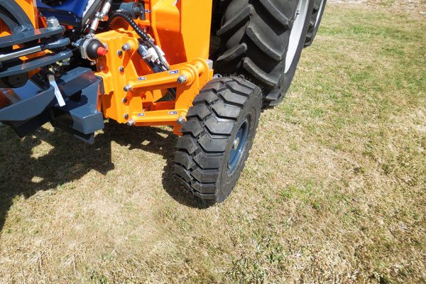 Support wheel designed to bear the weight of the arm during the most demanding operations and during transfer phases.