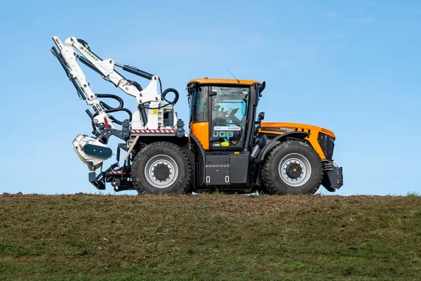 Hymach Baccio articulated and telescopic brush cutter for roll-off mounting on the EXANSE FLEXOR JS self-propelled platform